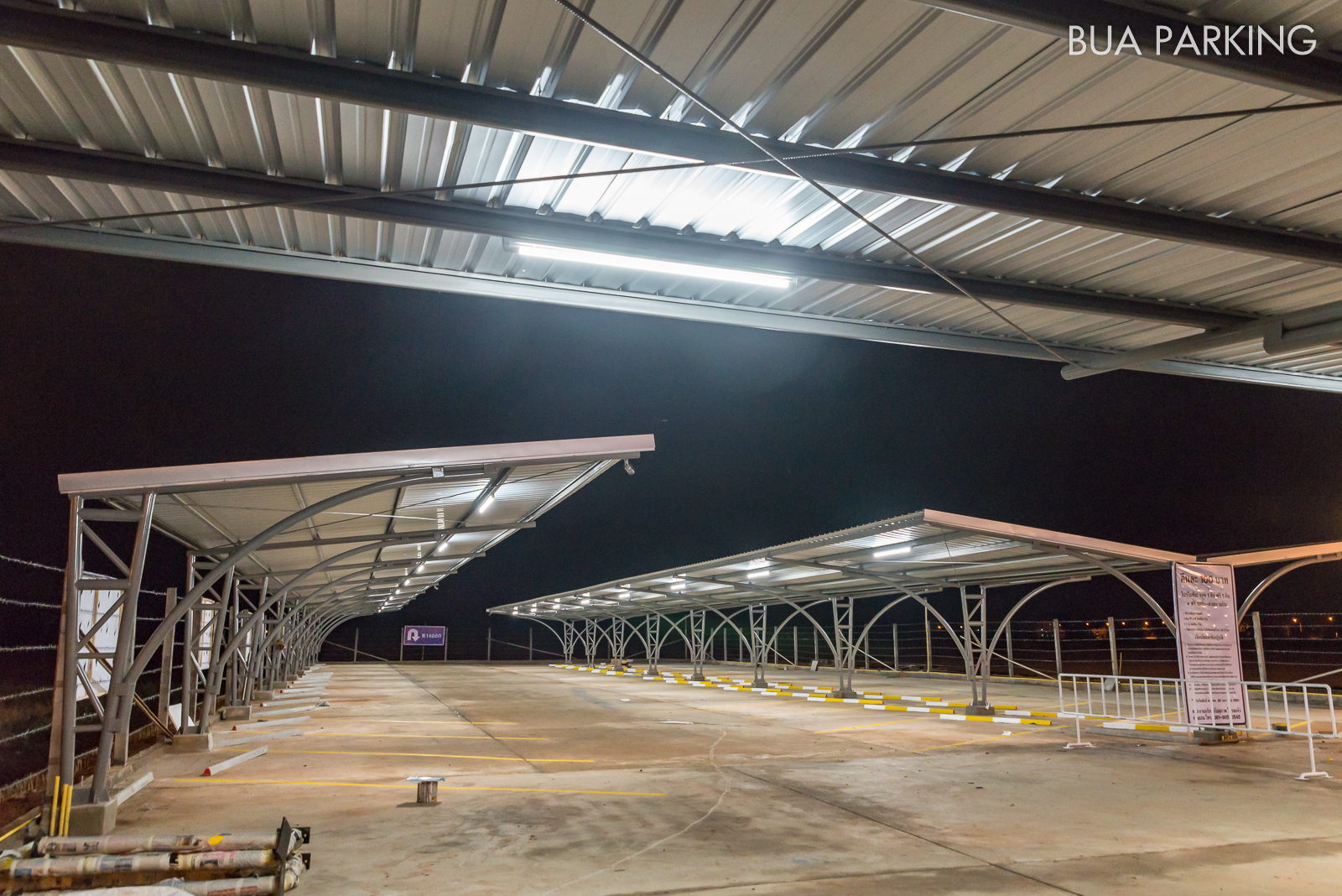 BUA PARKING CEI Airport Parking ที่จอดรถระยะยาว สนามบินเชียงราย กลางคืน